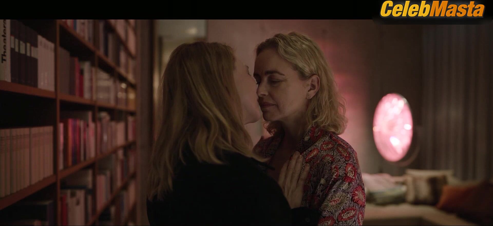Pop Lara Sarah Major And ’s Lesbian Scene From - Photo 2 of 5 photo 4