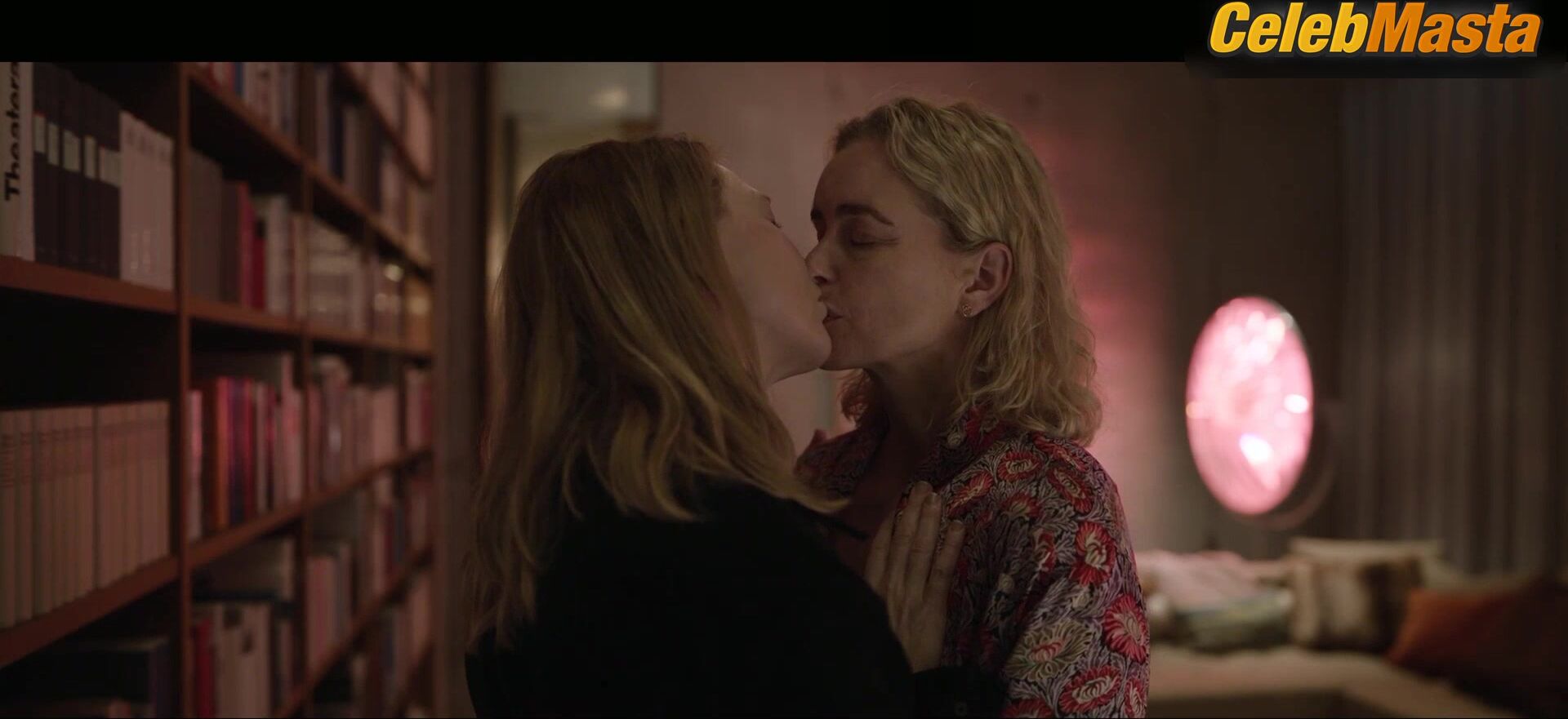 Pop Lara Sarah Major And ’s Lesbian Scene From - Photo 2 of 5 photo 5