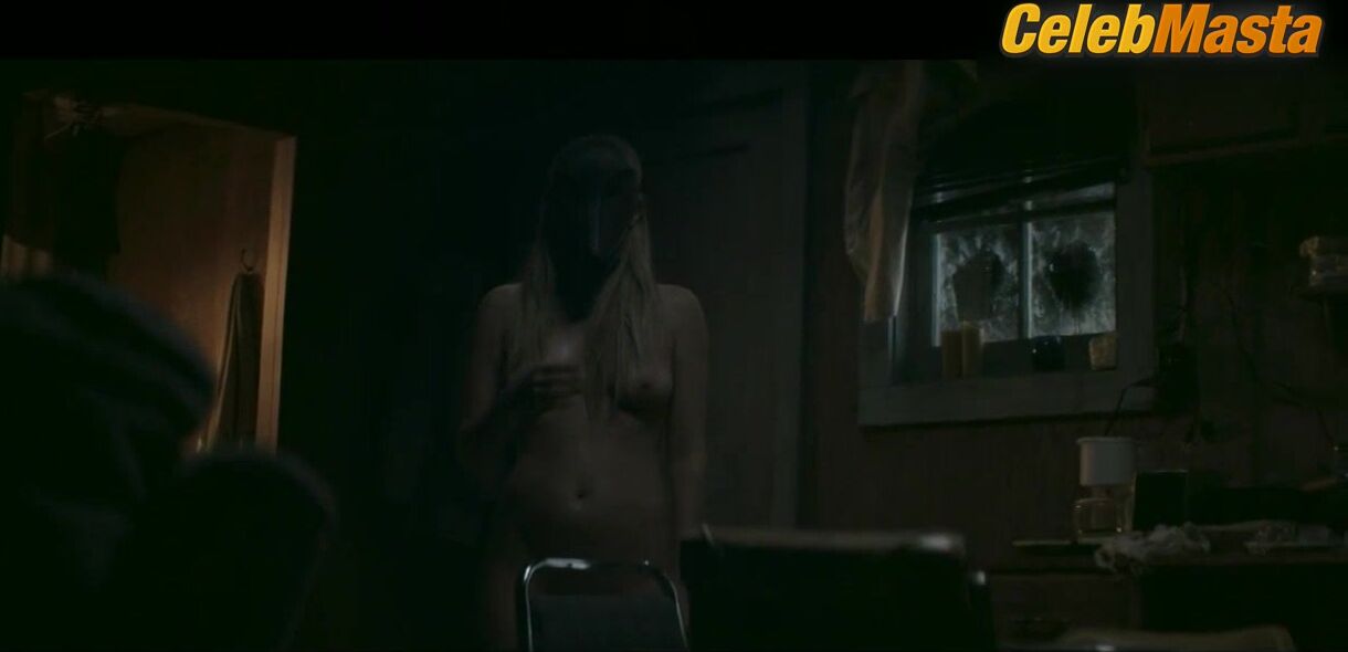 Riley Keough Tits, Ass Scene In Hold The Dark - Photo 2 of 5 photo 4