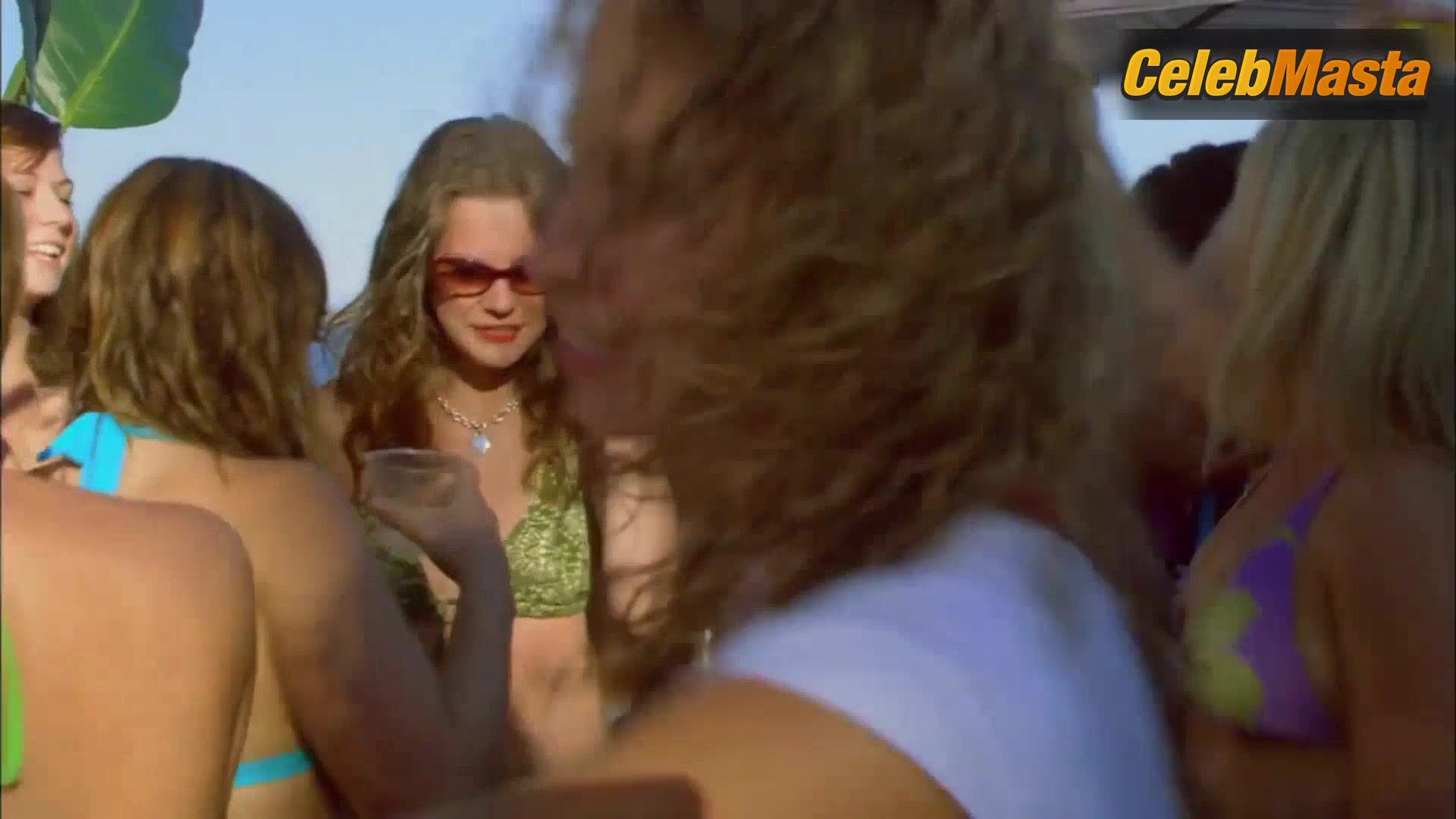 Chelsea Hobbs Sara Paxton And Swimsuit Scene From The - Photo 1 of 5 photo 4