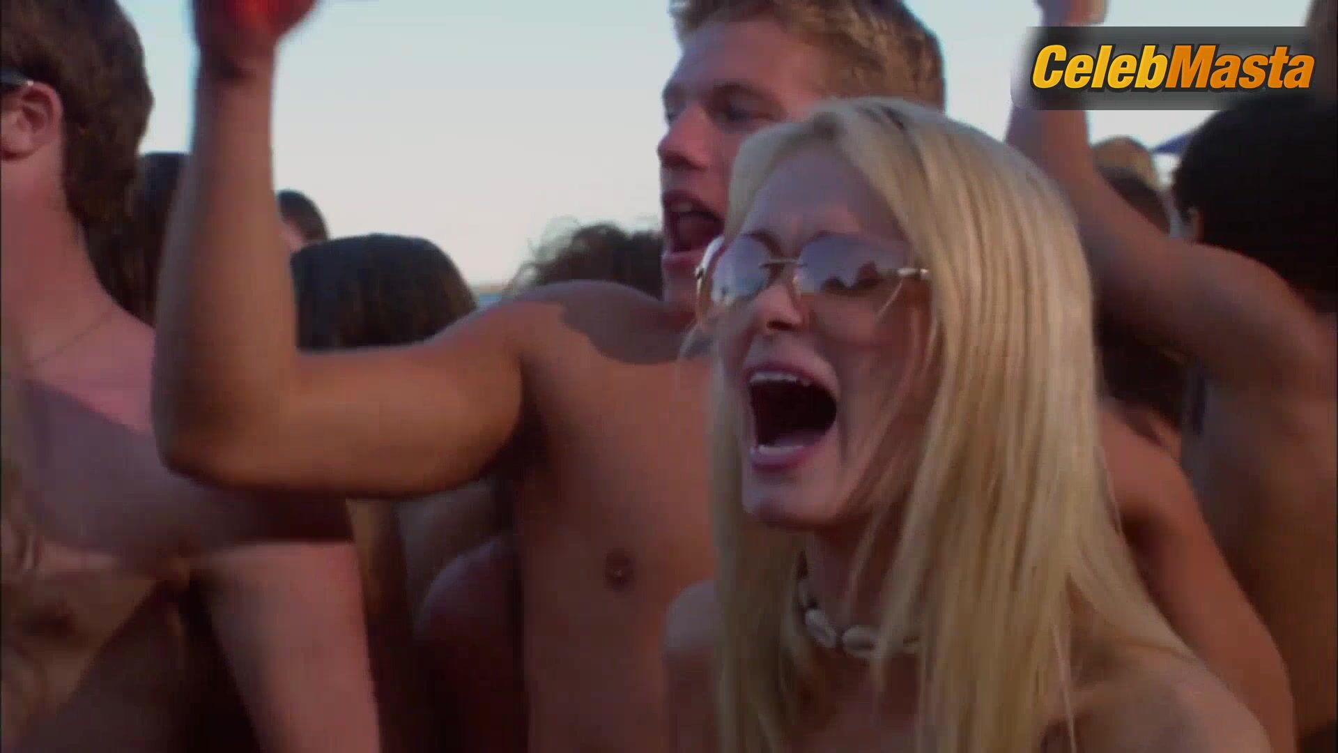 Chelsea Hobbs Sara Paxton And Swimsuit Scene From The - Photo 1 of 5 photo 5