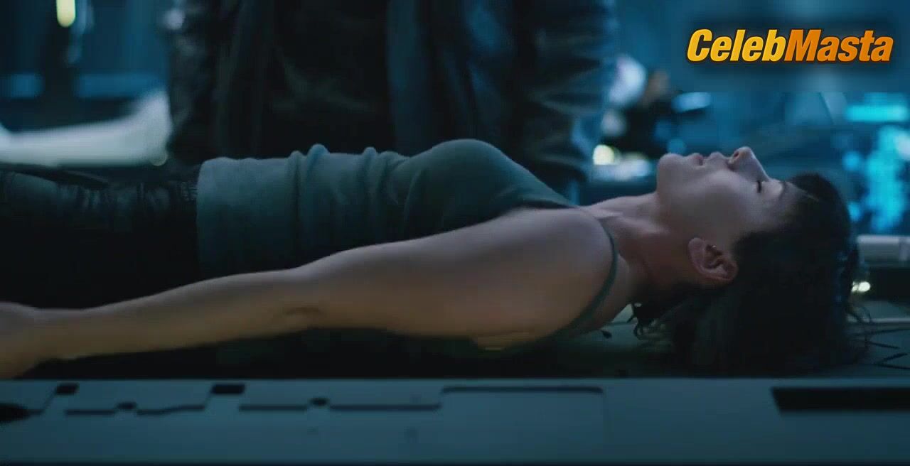 Scarlett Johansson Reveals Hot Scene In Ghost In The Shell - Photo 2 of 5
