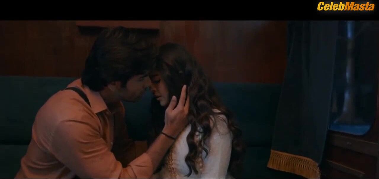 Avika Gor Sexy Scene From 1920 Horrors Of The Heart - Photo 2 of 5 photo 1