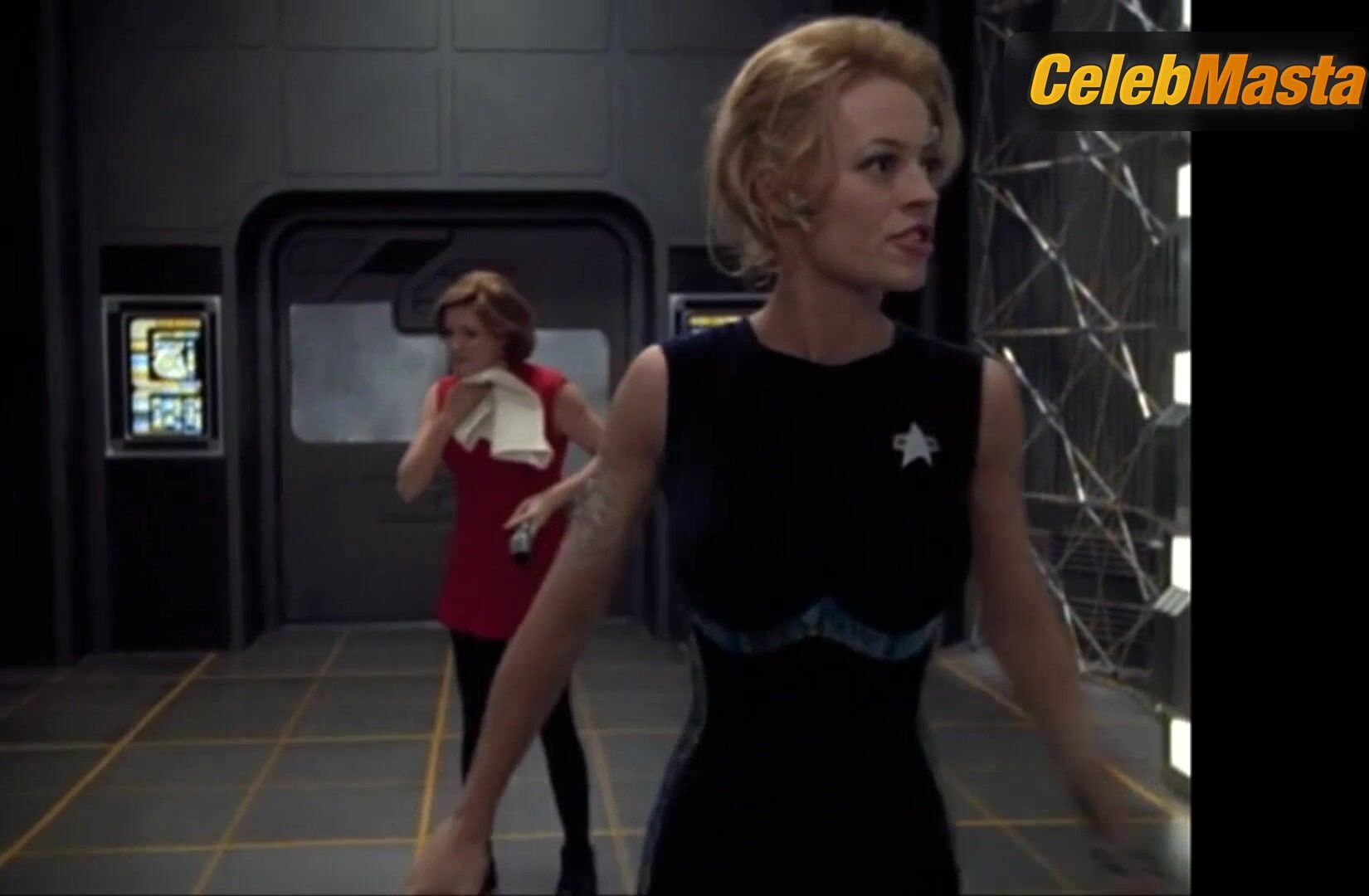 Jeri Ryan Steamy Scene In Star Trek Voyager - Photo 1 of 5 photo 2
