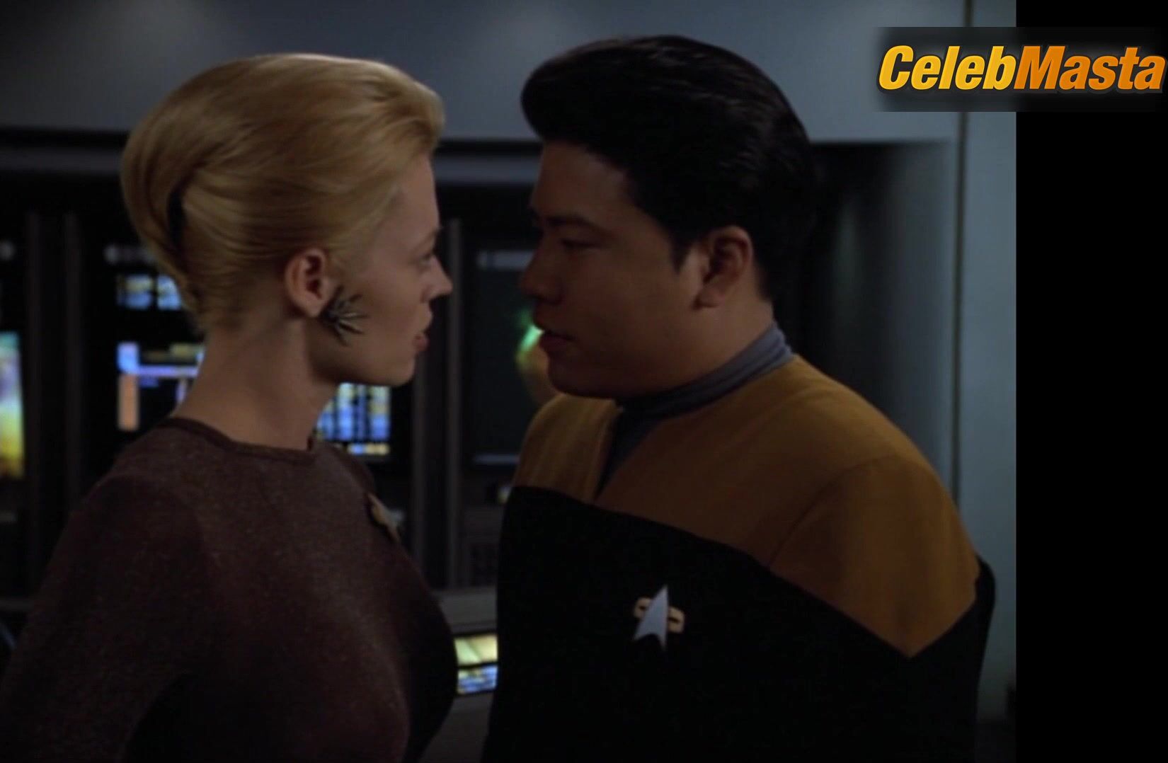Jeri Ryan Bares Hot Scene In Star Trek Voyager - Photo 1 of 5