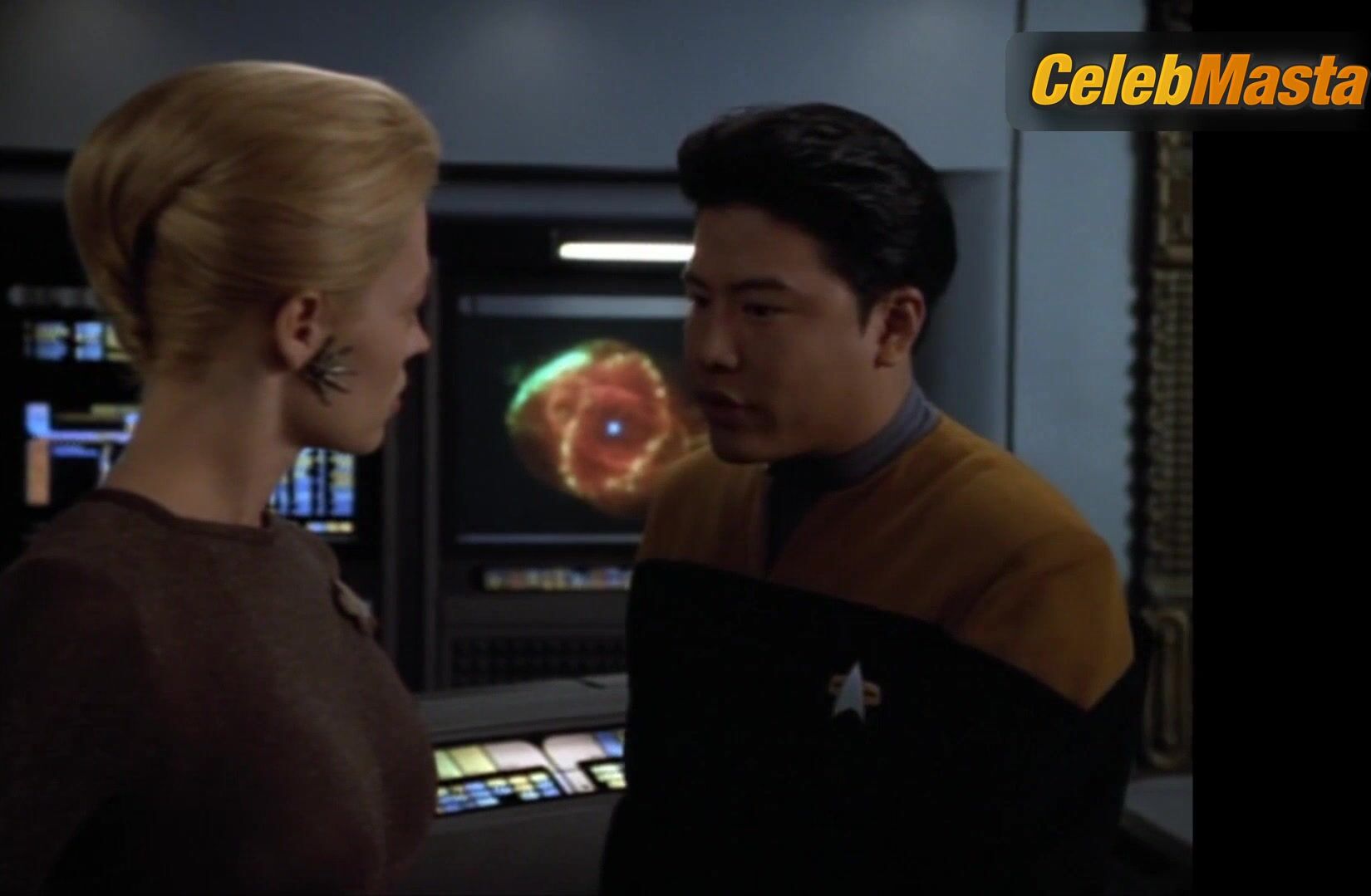 Jeri Ryan Bares Hot Scene In Star Trek Voyager - Photo 1 of 5 photo 2