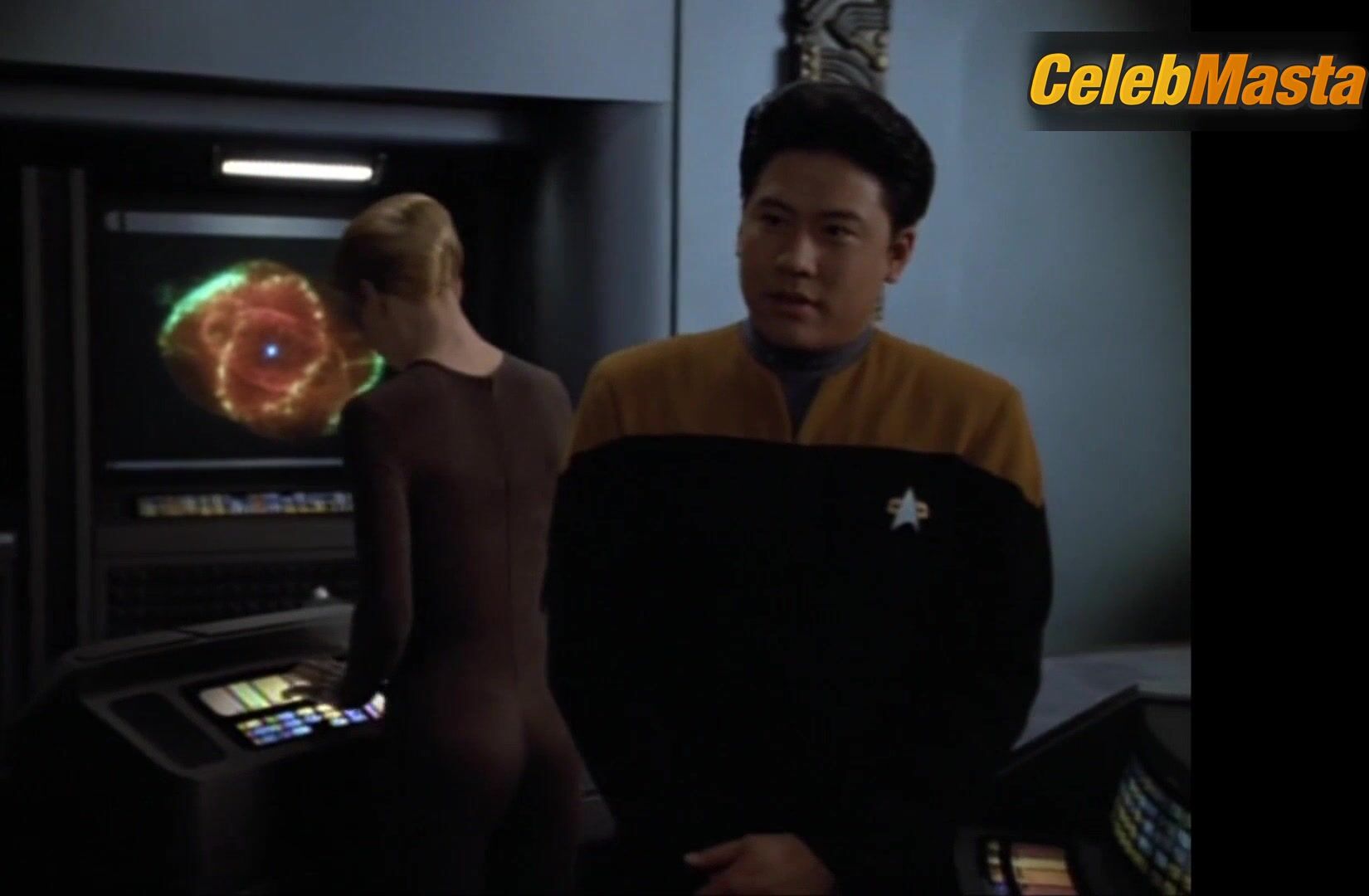 Jeri Ryan Bares Hot Scene In Star Trek Voyager - Photo 1 of 5 photo 4