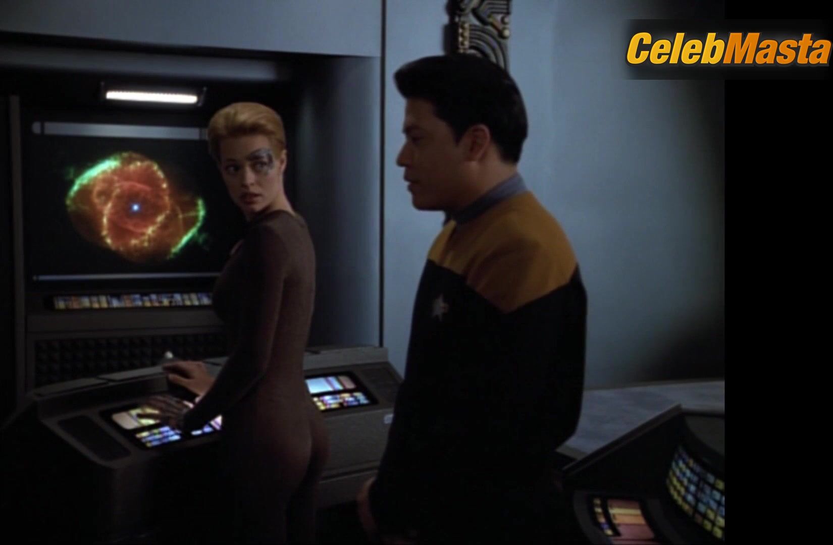Jeri Ryan Bares Hot Scene In Star Trek Voyager - Photo 1 of 5 photo 5