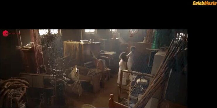 Mrunal Thakur Hot Scene From Jersey - Photo 1 of 5 photo 5