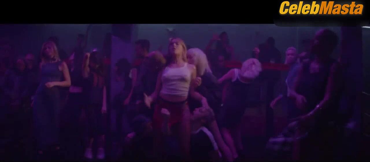 Lina Esco Tove Lo And ’s Lesbian Scene From - Photo 1 of 5