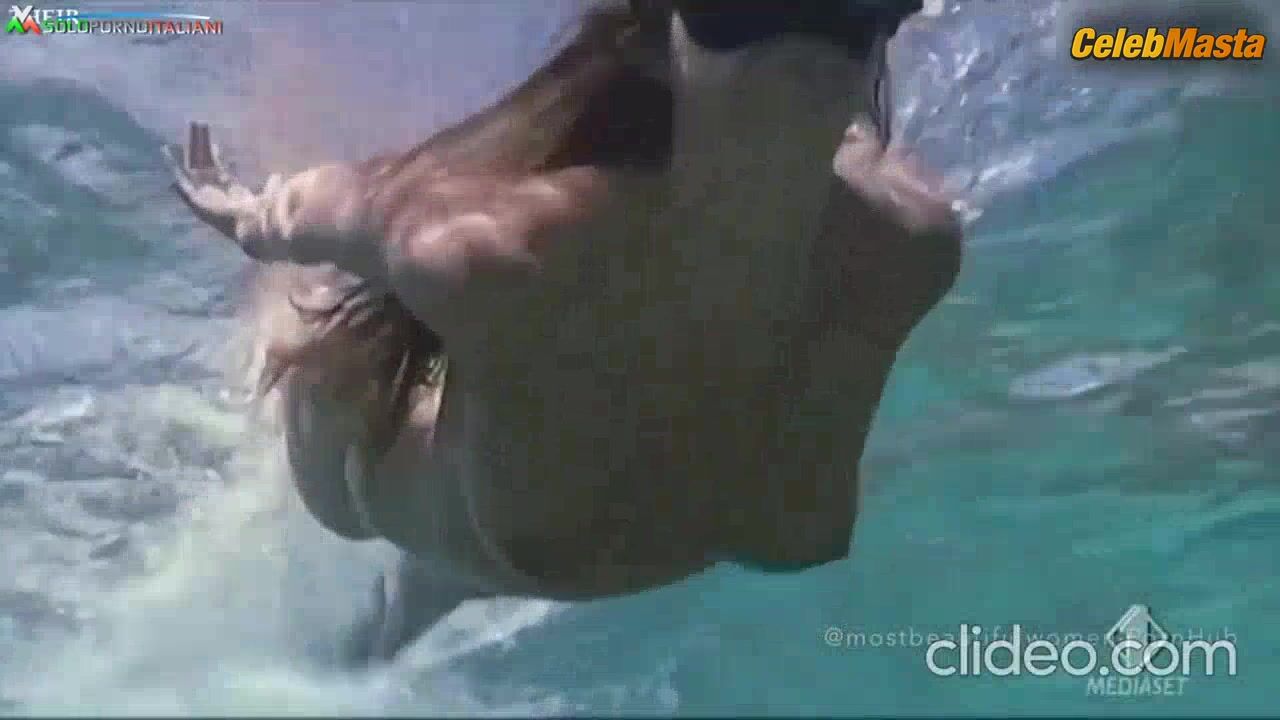 Manuela Arcuri Boobs Scene In Teste Di Cocco - Photo 2 of 5 photo 4
