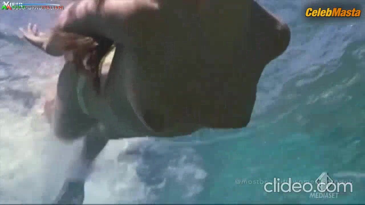 Manuela Arcuri Boobs Scene In Teste Di Cocco - Photo 2 of 5 photo 5