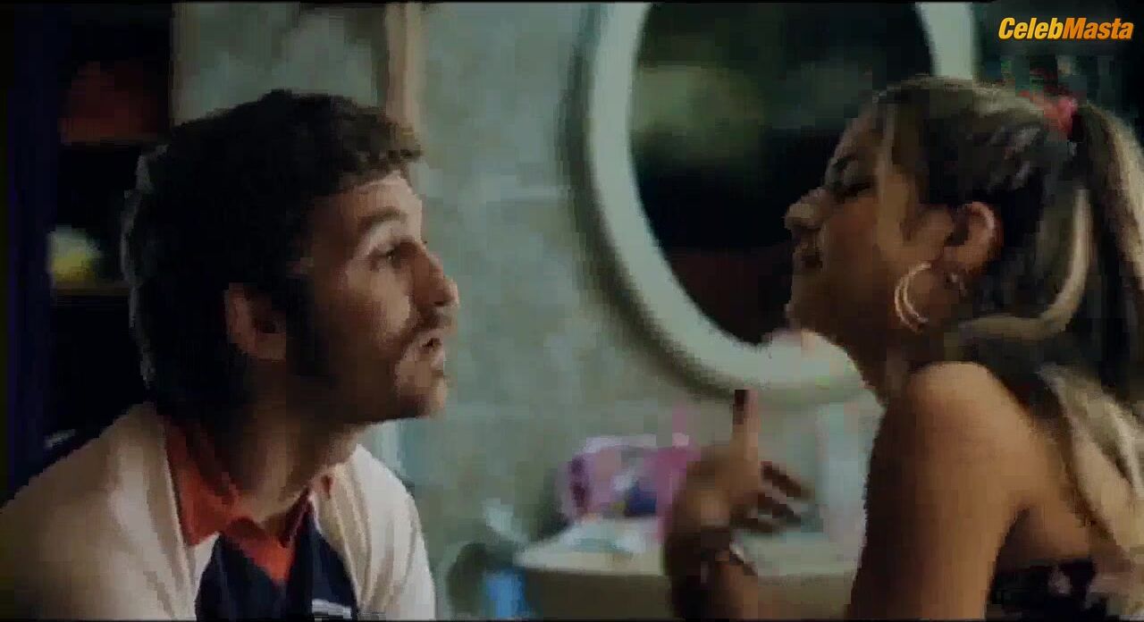 Clara Lago Shows Off Sexy Scene In Primos - Photo 1 of 5 photo 4