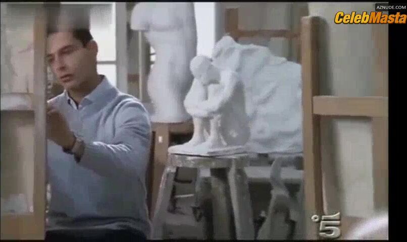 Manuela Arcuri Boobs Scene In Mogli A Pezzi - Photo 1 of 5