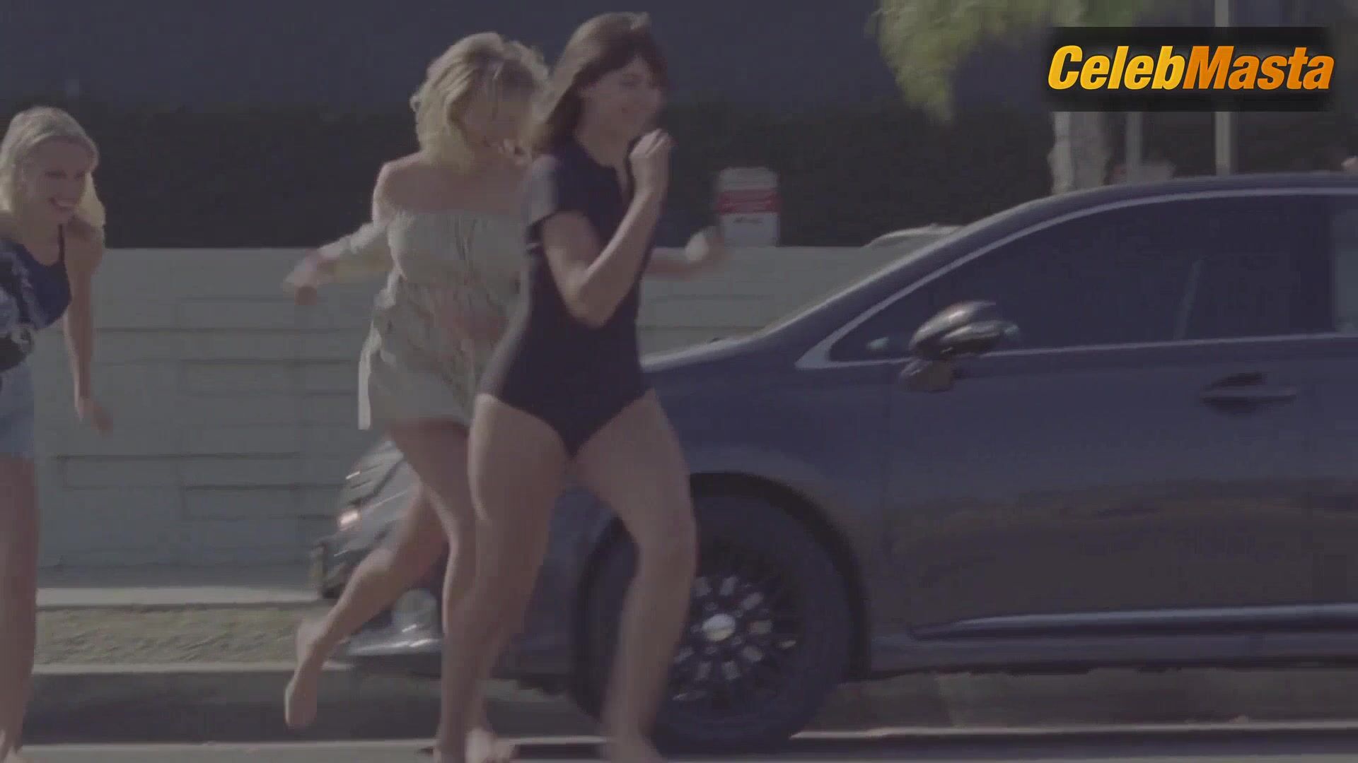 Thea Sofie Loch Naess And Yana Yatsuk Sexy Scene From Malibu Og Dem - Photo 1 of 5 photo 2