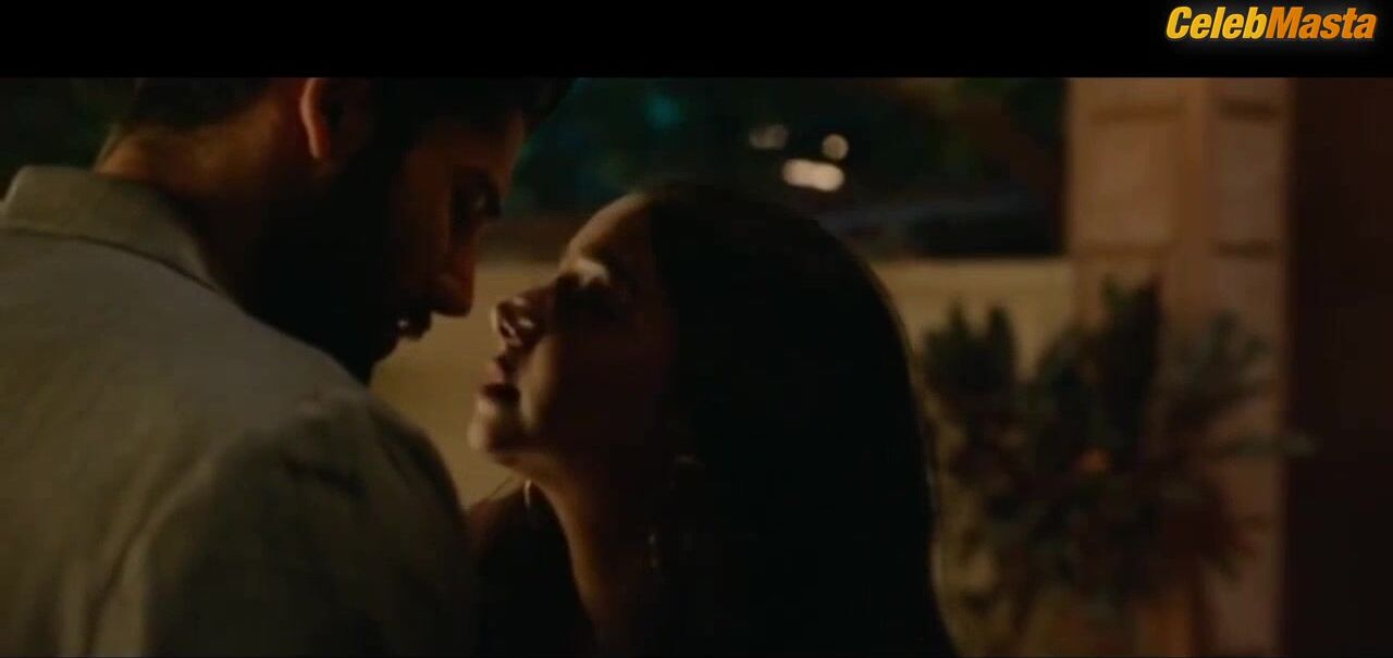 Prajakta Koli ’s Sexy Scene From Jugjugg Jeeyo - Photo 2 of 5 photo 4