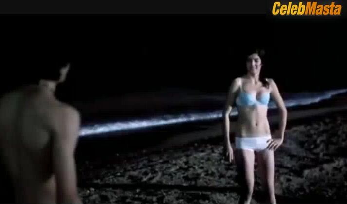 Clara Lago Underwear Scene From Arena En Los Bolsillos - Photo 2 of 5