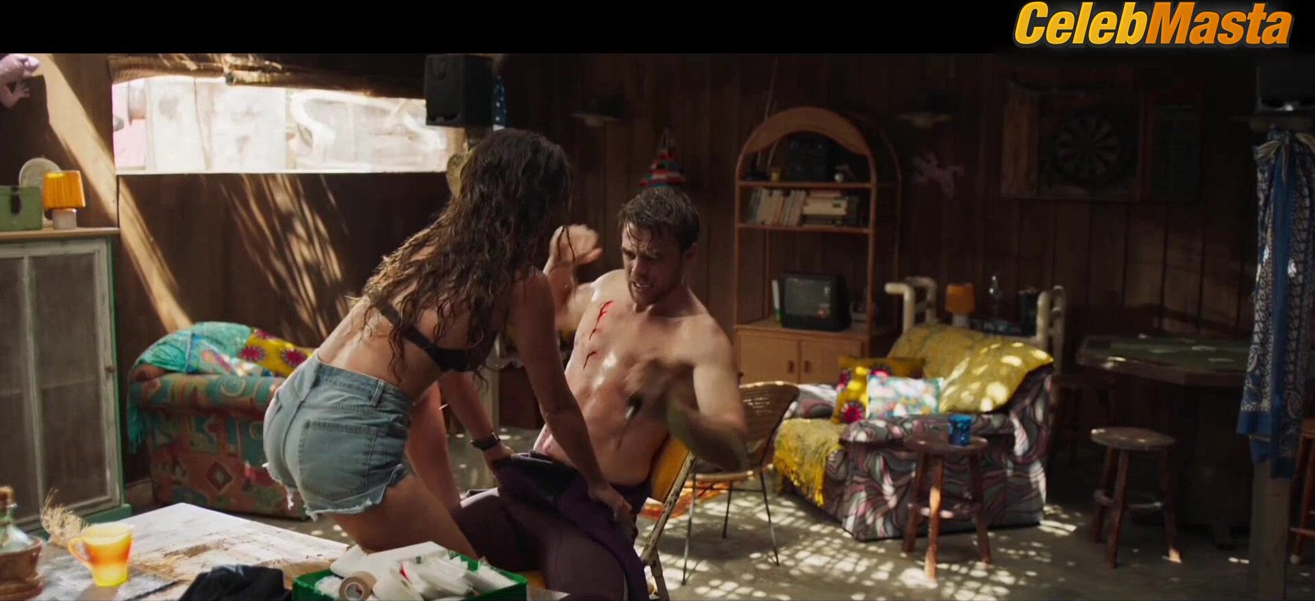Tania Raymonde Flaunts Swimsuit In Scene From Deep Blue Sea - Photo 3 of 5 photo 1