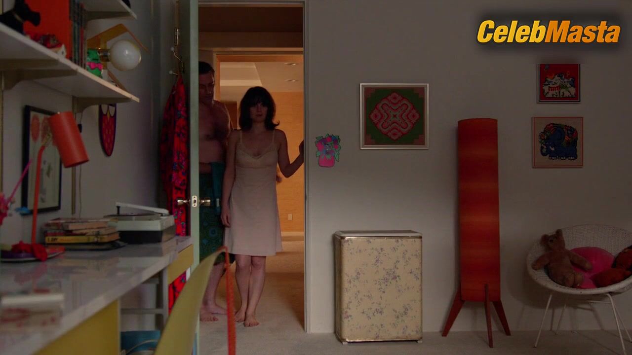 Elizabeth Reaser ’s Hot Scene In Mad Men - Photo 1 of 5