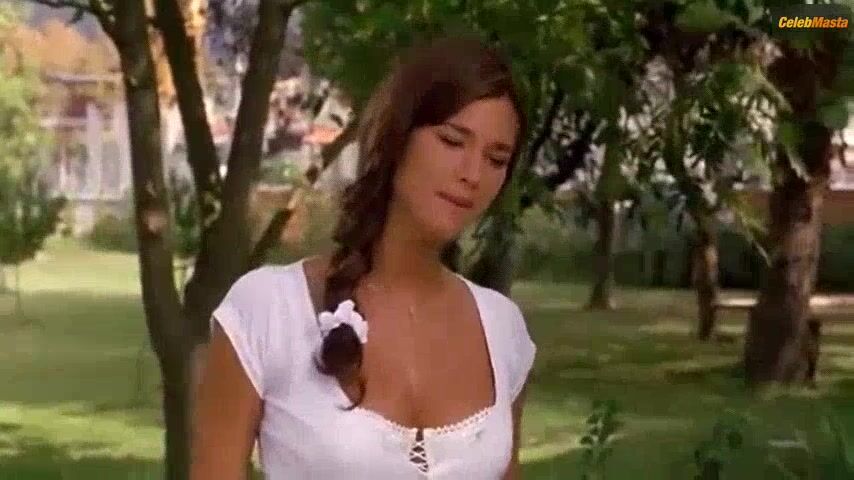 Manuela Arcuri Sexy Scene From Bagnomaria - Photo 2 of 5