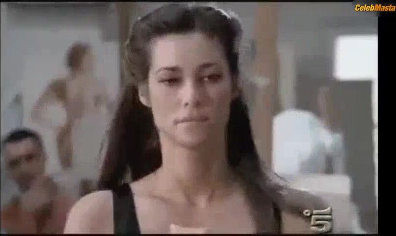 Manuela Arcuri Tits Scene From Mogli A Pezzi - Photo 3 of 5 photo 1