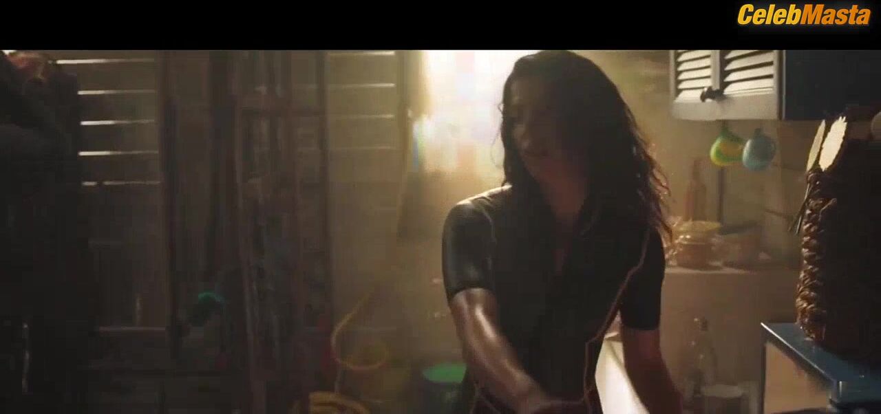 Tania Raymonde ’s Booty And Tits Scene From Deep Blue - Photo 2 of 5 photo 1
