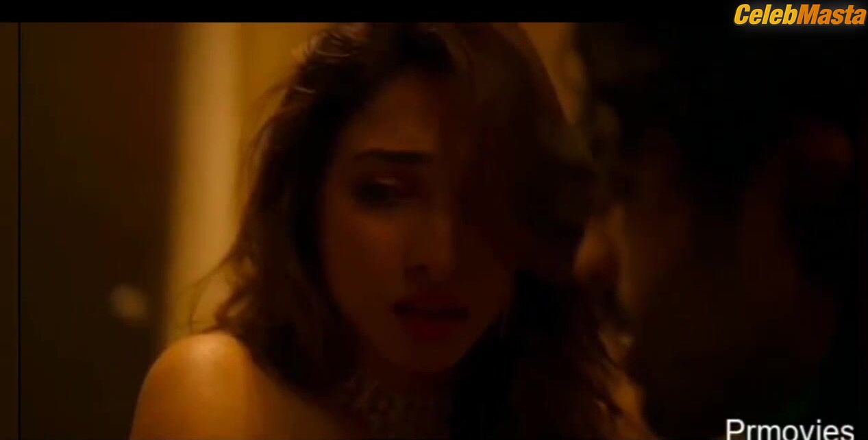 Tamanna Bhatia ’s Boobs Scene In Jee Karda - Photo 3 of 5 photo 5