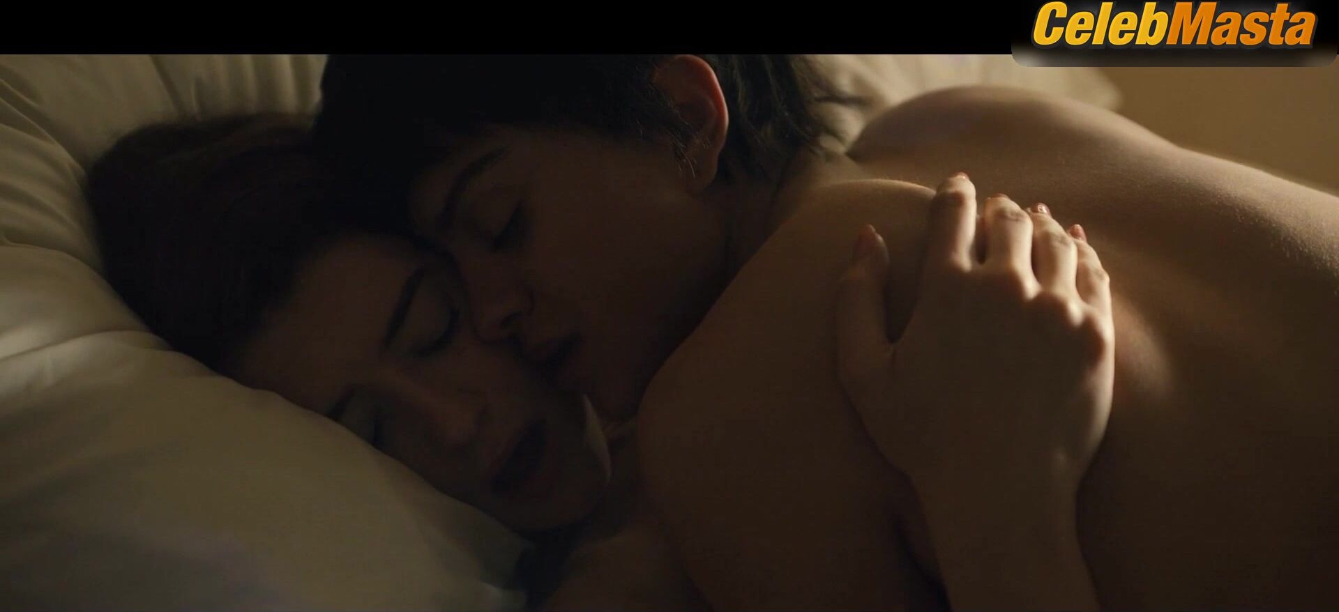 Daisy Edgar-jones And Sasha Calle Bare Boobs, Lesbian Scene In - Photo 1 of 5