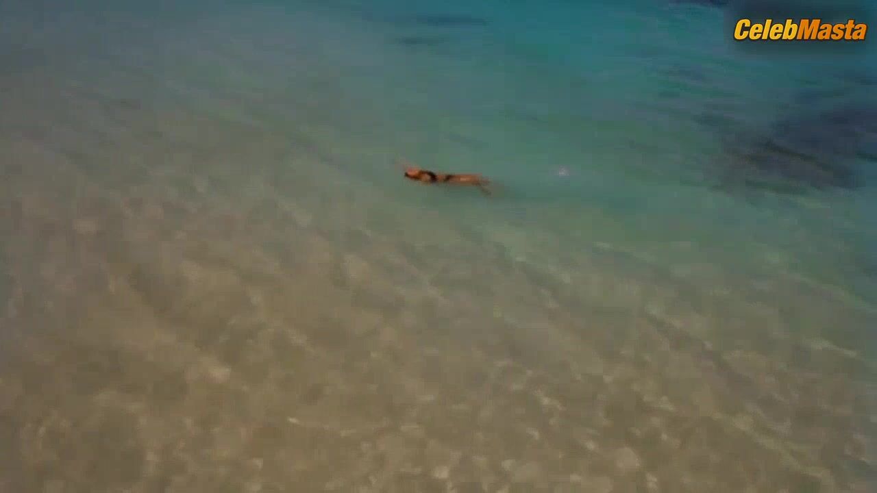 Angela Bassett ’s Bikini Scene In How Stella Got Her - Photo 3 of 5 photo 1