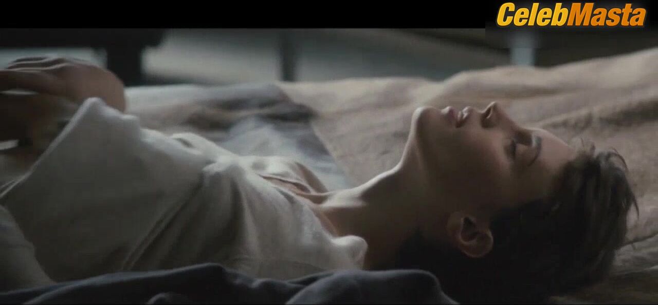 Marine Vacth Reveals Bush In Scene, The Double Lover - Photo 1 of 5 photo 4