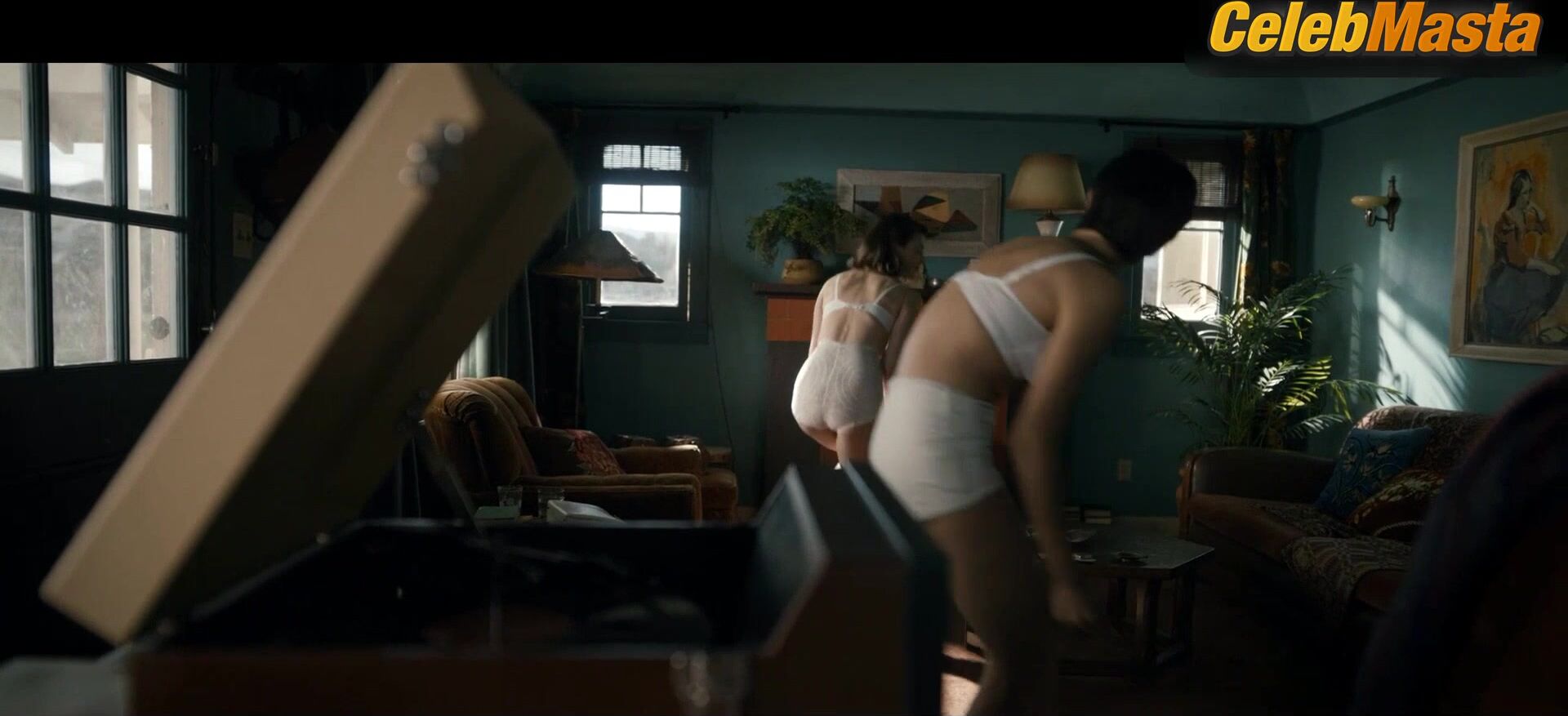 Daisy Edgar-jones And Sasha Calle Lesbian Underwear Scene From - Photo 1 of 5