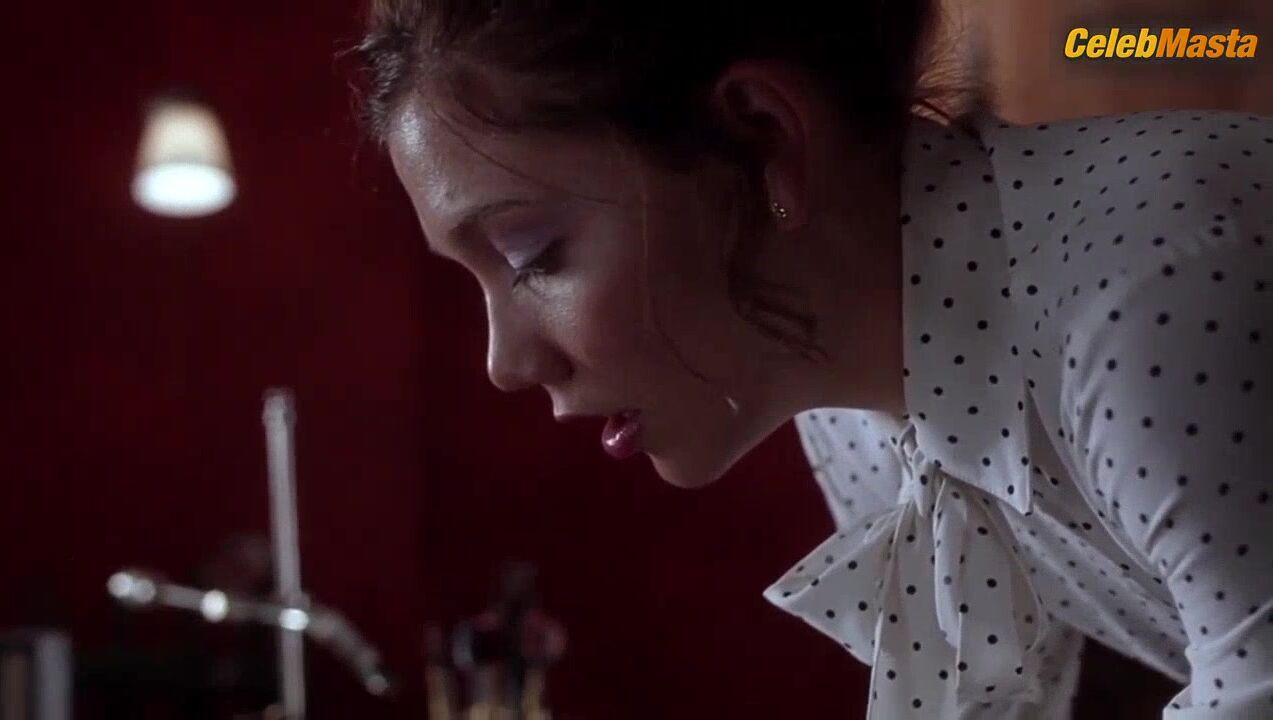 Maggie Gyllenhaal Ass, Tits Scene From Secretary - Photo 1 of 5
