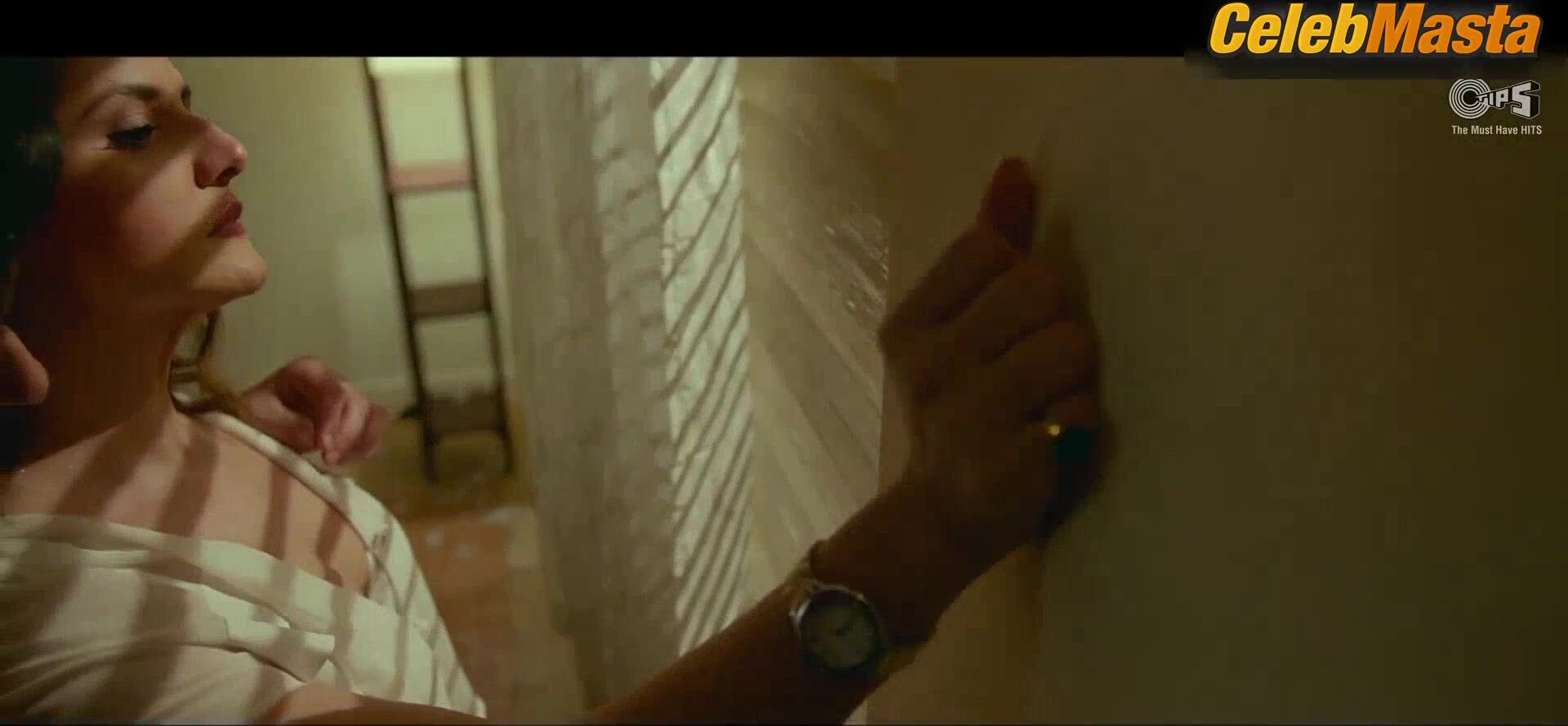 Zarine Khan Bold Scene In Aksar 2 - Photo 1 of 5