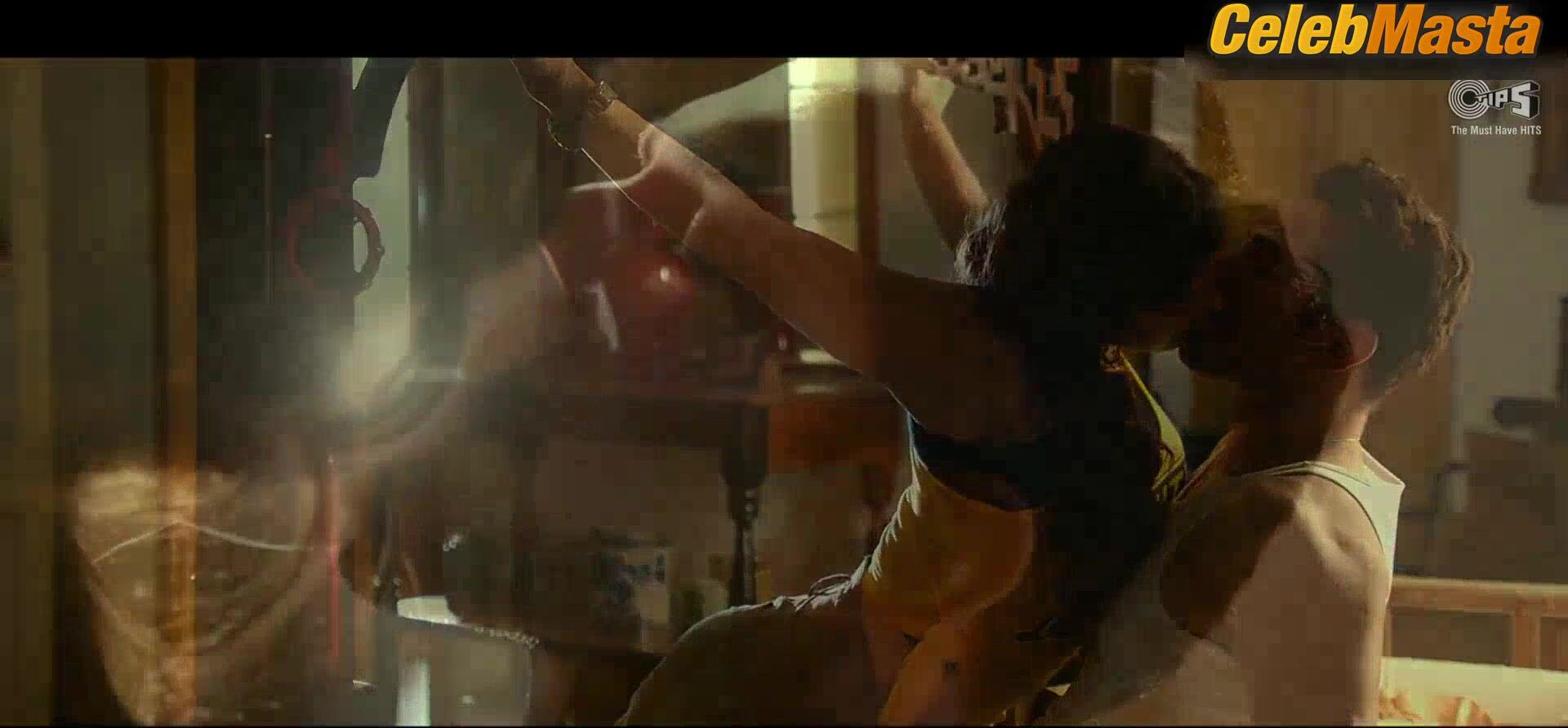 Zarine Khan Reveals Sultry Scene In Aksar 2 - Photo 3 of 5 photo 4