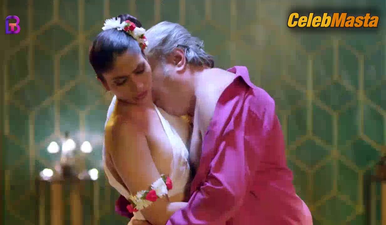 Swetha Yadav Flaunts Body In Scene From Mohini Massage - Photo 1 of 5 photo 2