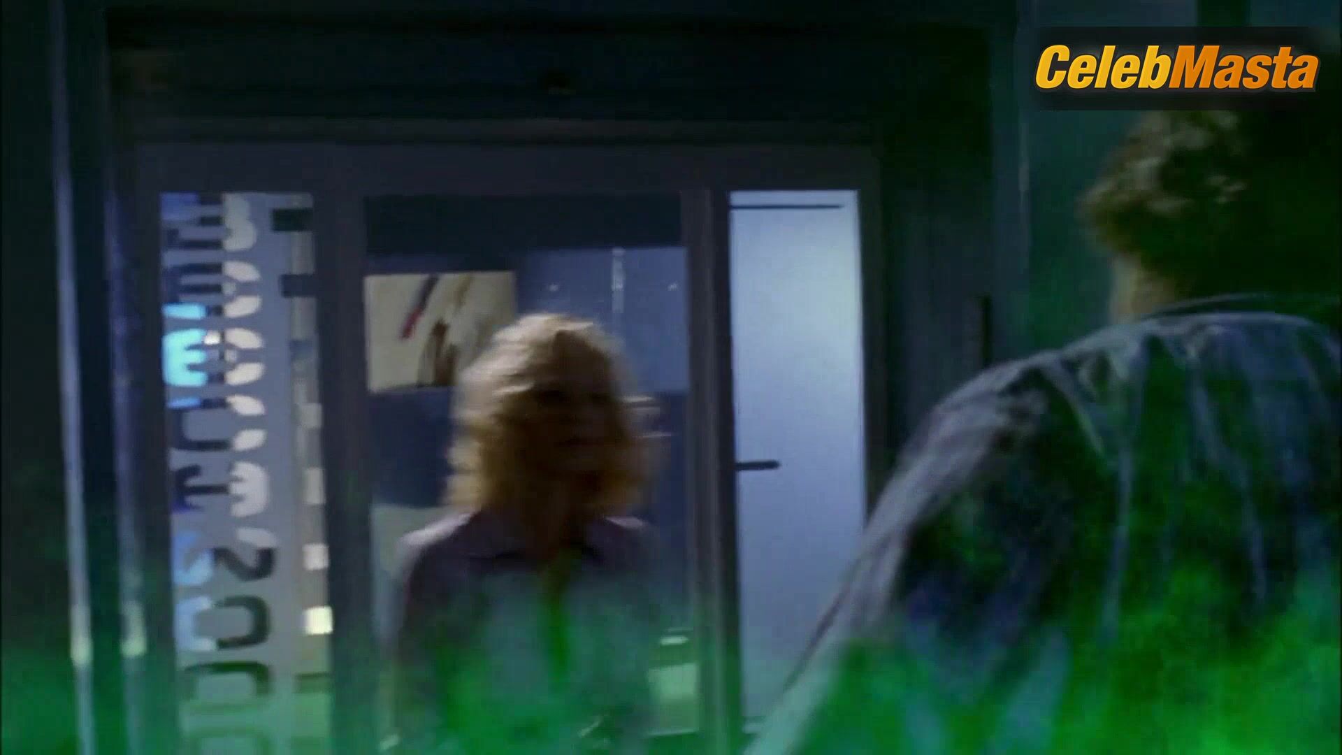 Erica Durance Hot Scene In Smallville - Photo 2 of 5 photo 5