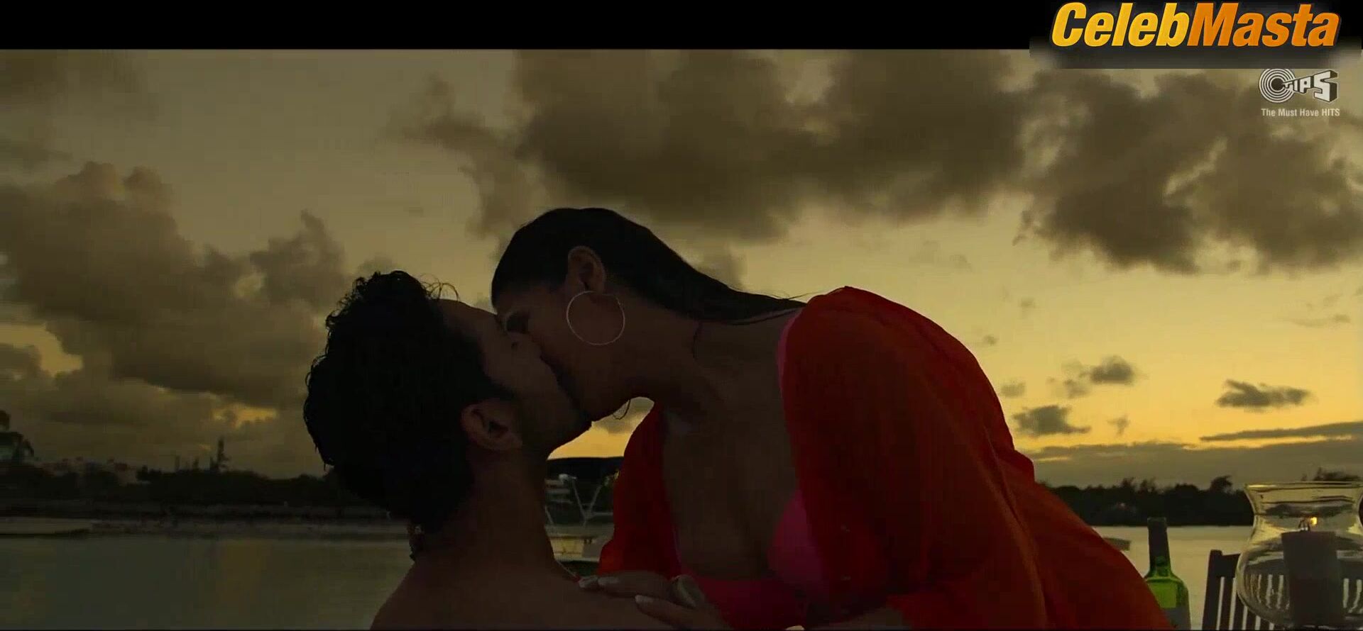 Zarine Khan Steamy Scene In Aksar 2 - Photo 2 of 5 photo 1