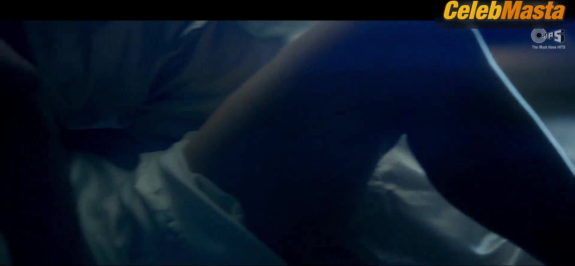 Zarine Khan Steamy Scene In Aksar 2 - Photo 2 of 5 photo 5