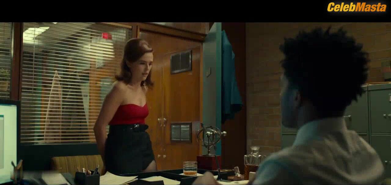 Zoey Deutch Booty, Tits Scene In Buffaloed - Photo 1 of 5 photo 5