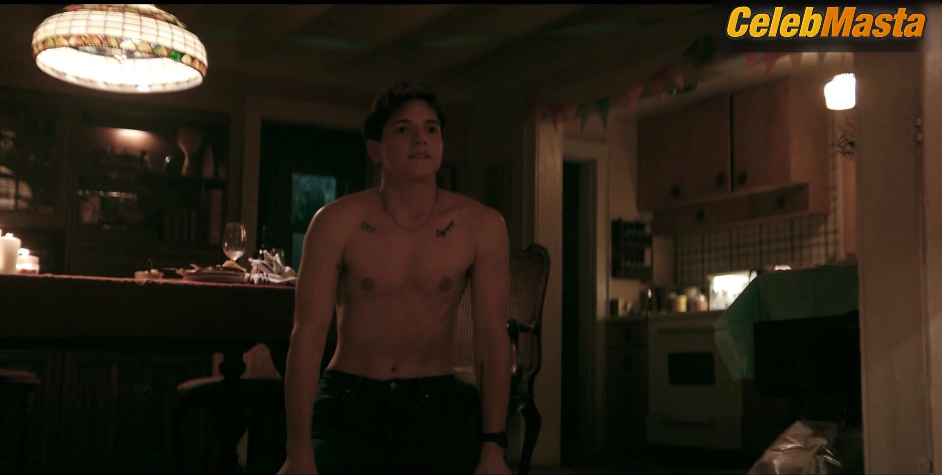 Mae Martin And Sarah Gadon’s Booty, Lesbian Scene - Photo 2 of 5 photo 1