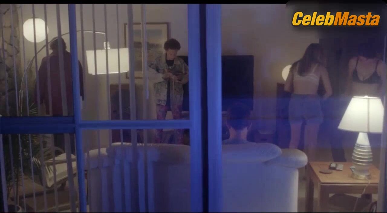 Dylan Gelula Zoey Deutch And ’s Underwear, Lesbian - Photo 1 of 5
