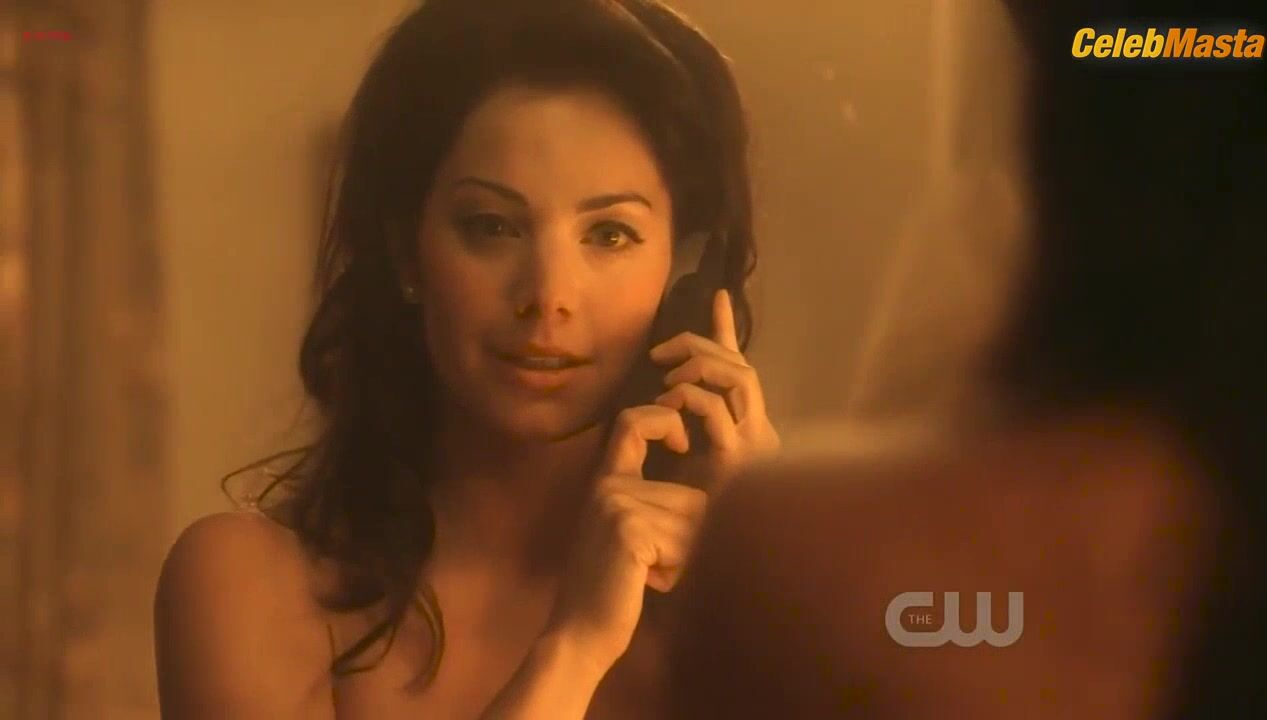Erica Durance Bares Tits, Underwear Scene In Smallville - Photo 1 of 5