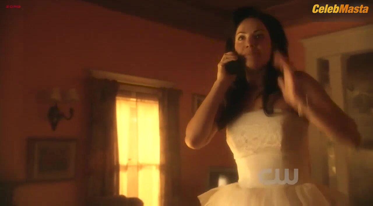 Erica Durance Bares Tits, Underwear Scene In Smallville - Photo 1 of 5 photo 2