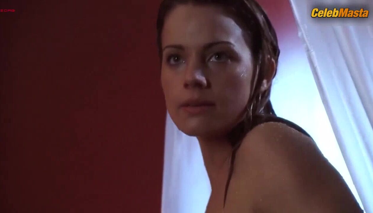 Erica Durance Bares Tits, Underwear Scene In Smallville - Photo 1 of 5 photo 4