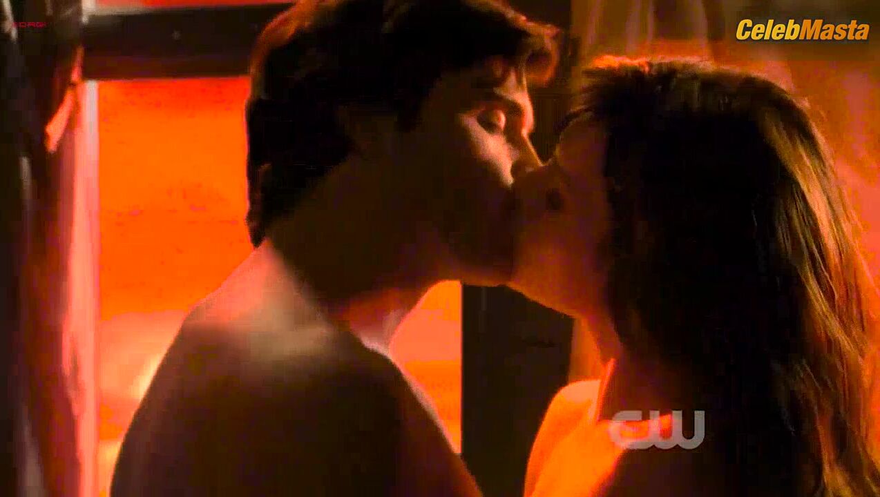 Erica Durance Bares Tits, Underwear Scene In Smallville - Photo 1 of 5 photo 5