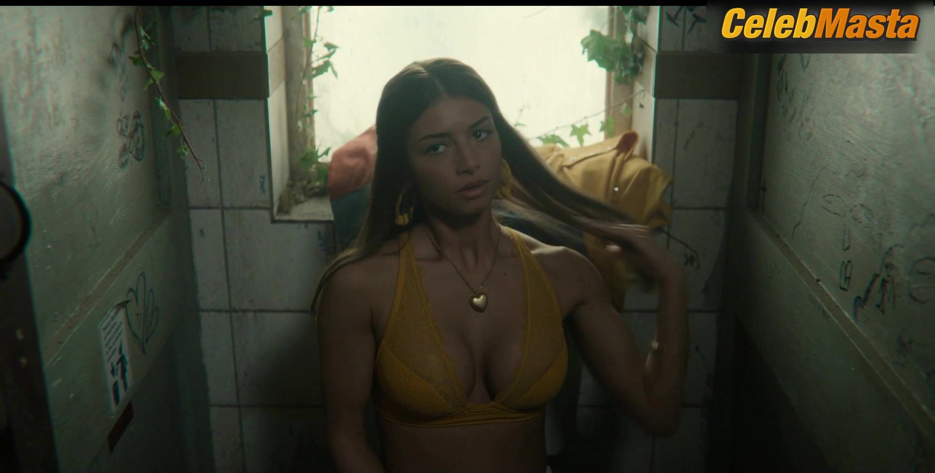 Mimi Keene Flaunts Underwear Scene In Sex Education - Photo 3 of 5 photo 2