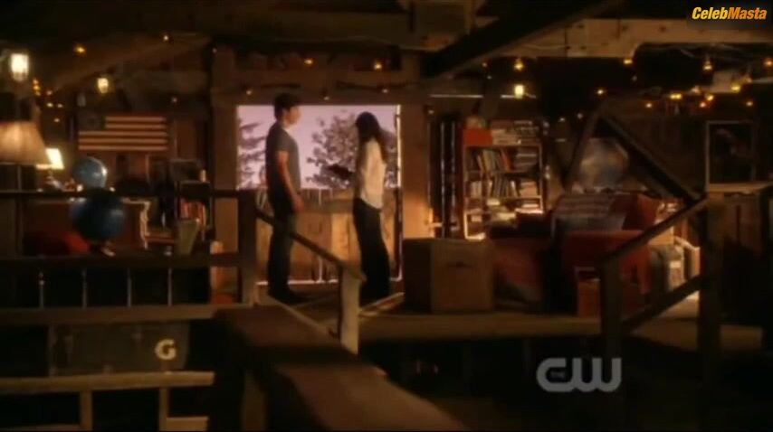 Erica Durance Steamy Scene In Smallville - Photo 1 of 5