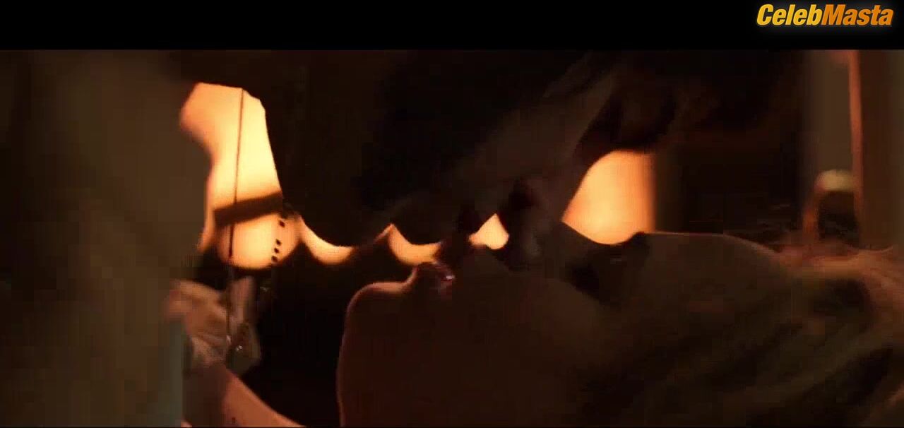 Annabelle Wallis Underwear Scene From The Brothers Grimsby - Photo 1 of 5