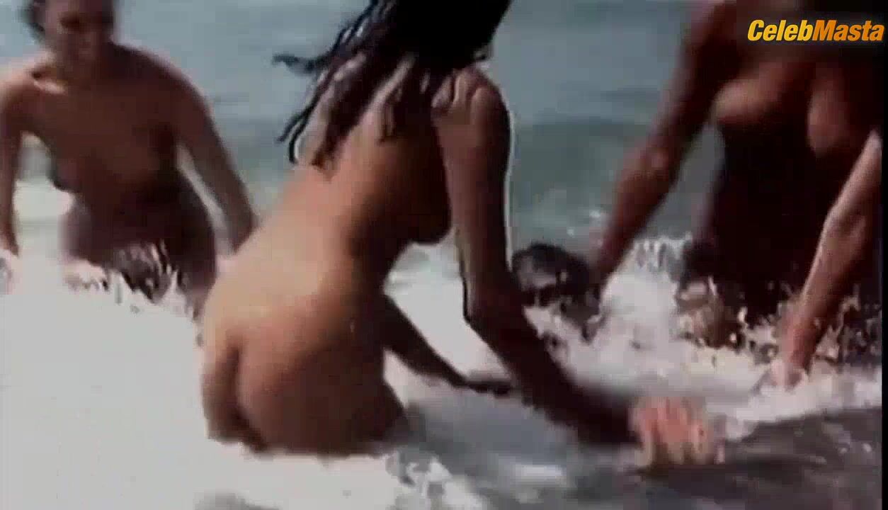 Laura Gemser Bares Booty, Boobs Scene In Amore Libero - Photo 2 of 5 photo 4