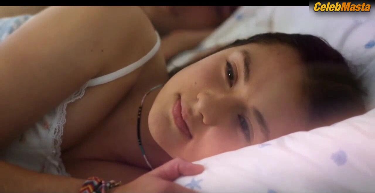 Lola Tung ’s Tits And Bikini Scene In The Summer - Photo 2 of 5 photo 1